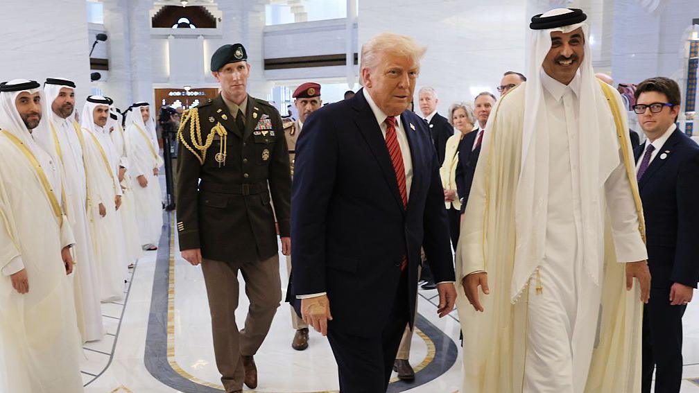 Trump walking with the Emir of Qatar Tamim bin Hamad al Thani