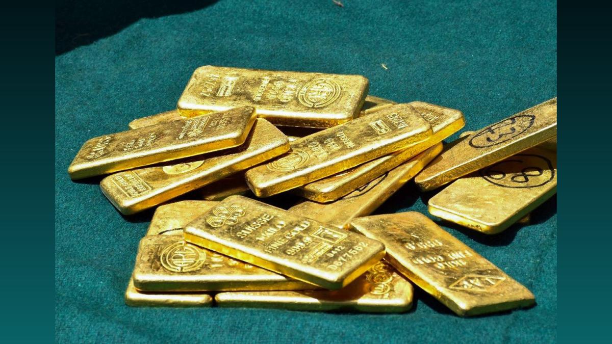 Gold Falls as Firmer Dollar Adds to Pressure