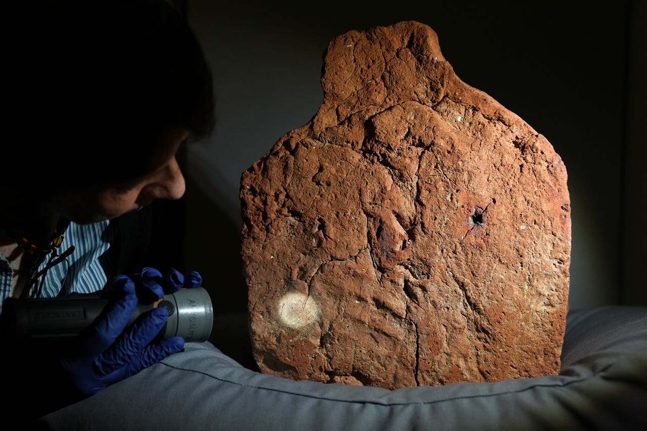 Rare 4,000-year-old Egyptian handprint found