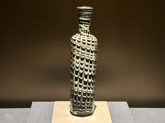 A glass flask from the Abbasid Dynasty between the 8th and 9th centuries using the ″marvering″ technique. [LEE JIAN]